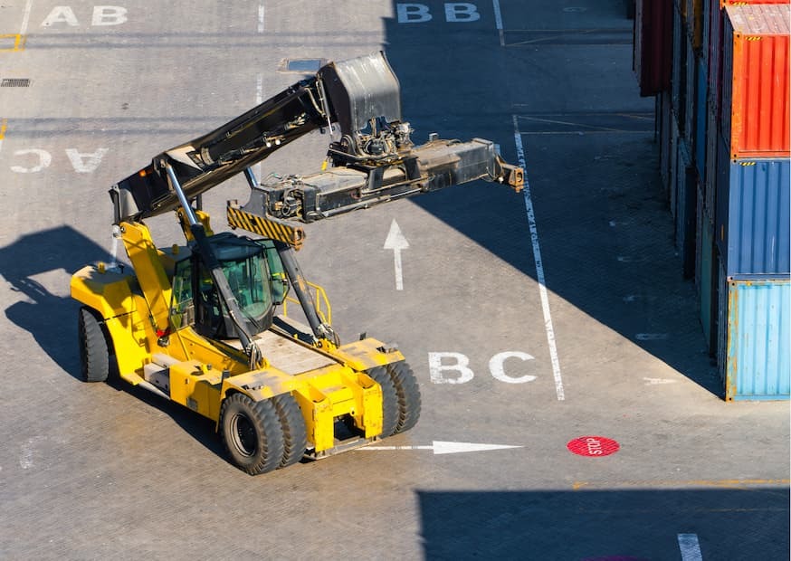 Reach Stacker dan Perkuatan Container Yard: Sinergi Alat Berat dan Teknologi Geogrid dalam Infrastruktur Pelabuhan