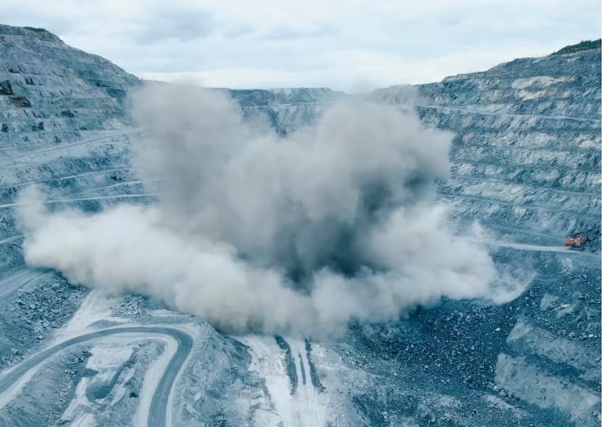 Blasting Tambang dan Hubungan Kritisnya dengan Stabilisasi Lereng: Solusi Inovatif dengan Tensar SierraScape Retaining Wall System