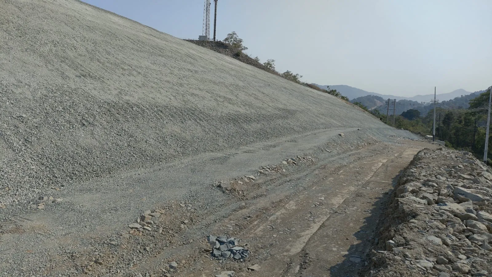 Case Study Lereng Menggunakan Perkuatan Geogrid Area Pertambangan Emas-NTB