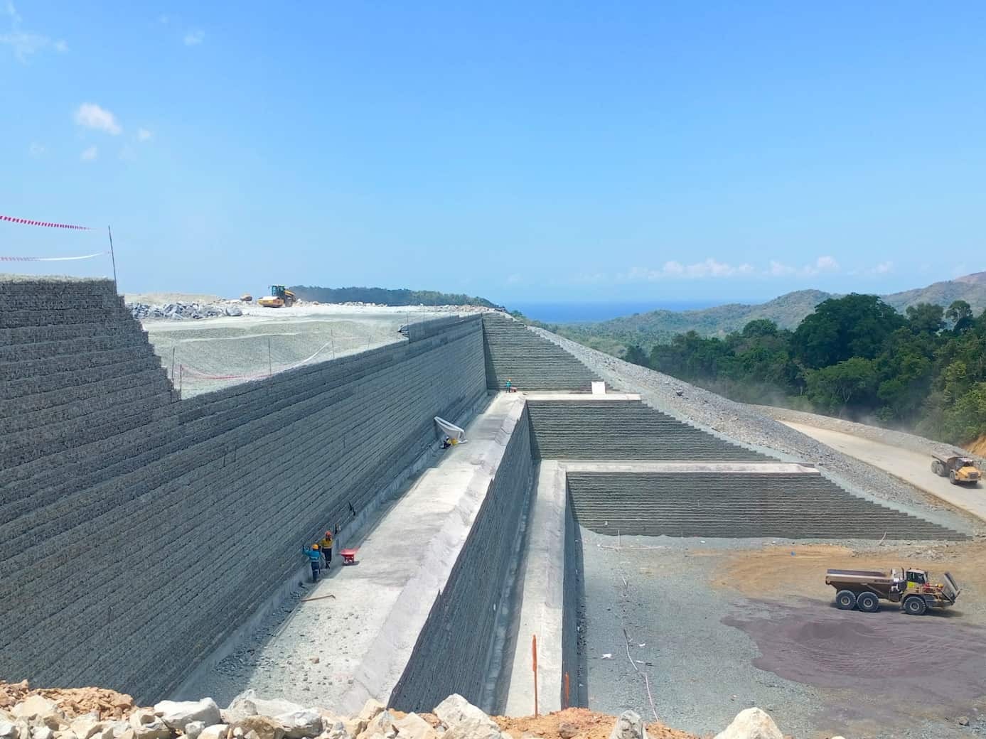 Desain Dinding Penahan Tanah Tahan Gempa: Pendekatan Geosintetik di Zona Seismik Indonesia